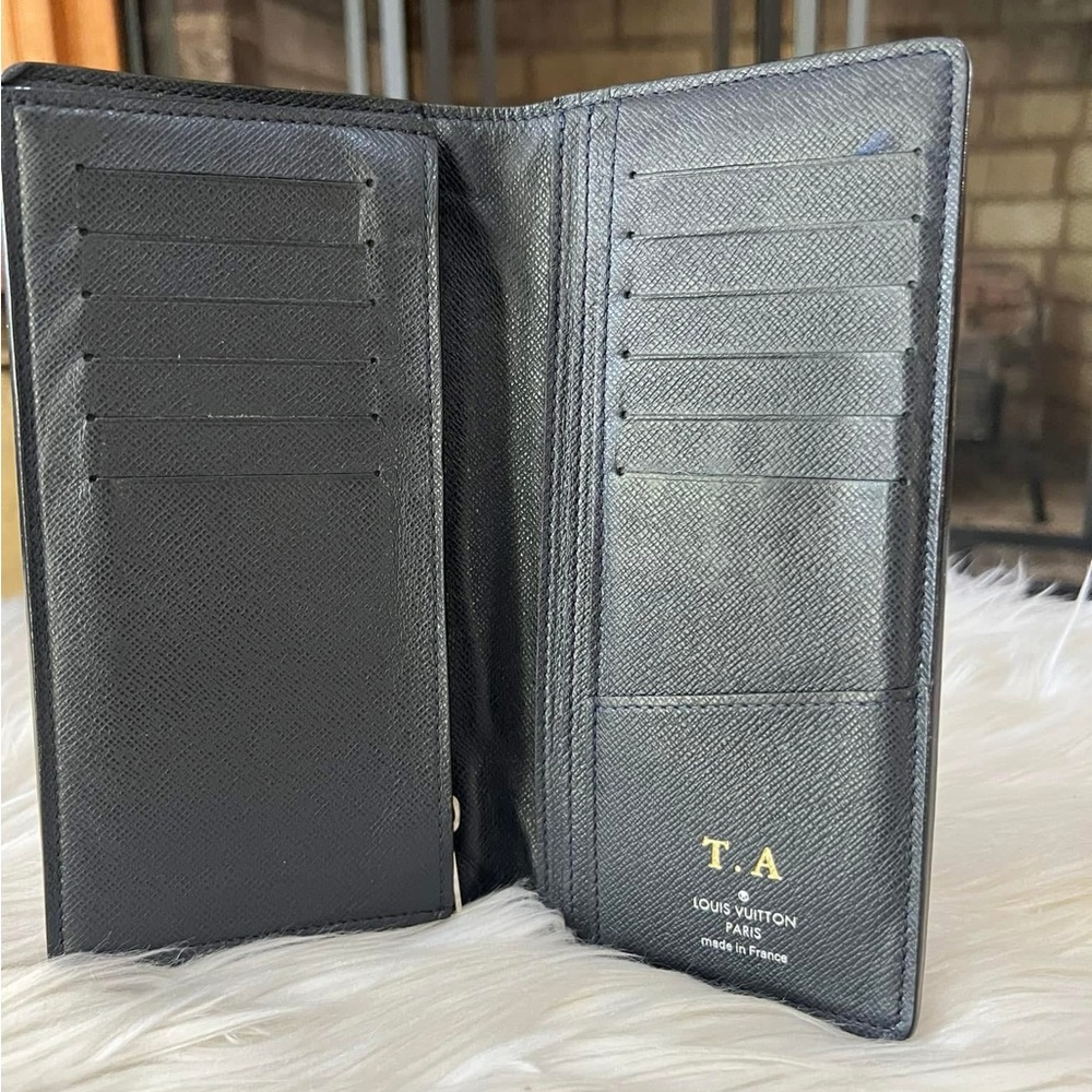 Louis Vuitton Taiga wallet